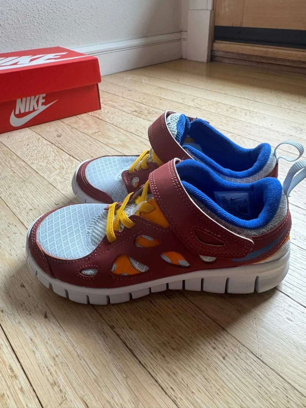 *NWT* NIKE ‘Free Run 2’ Kids Sneakers NEW IN BOX
